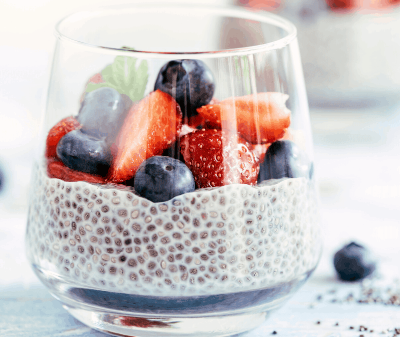 Budín de chía con frambuesa, frutillas y arándanos